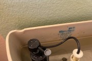 解决摩普马桶水箱持续流水问题的方法（如何修理摩普马桶水箱中的持续流水）