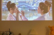 投影仪如何显示朋友合照？