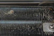 立式空调散热片清洗的正确方法（保持空调高效工作的关键）