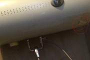 电热水器冷水漏水的处理方法（解决电热水器冷水漏水问题的实用技巧）