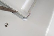 冰柜运行时灯光变暗的原因和解决方法（探究冰柜运行过程中灯光变暗的原因）