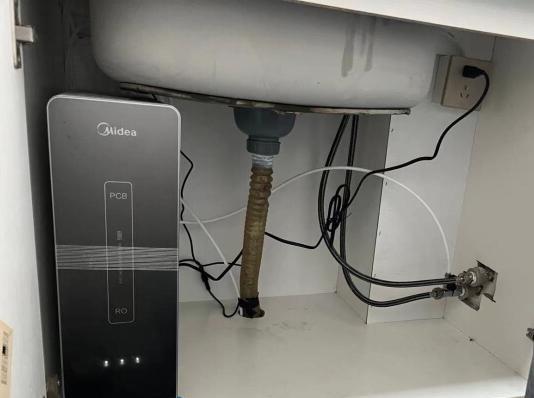 解锁美的饮水机的简单方法（取消锁定功能以方便使用）