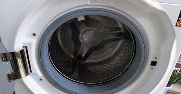 滚筒洗衣机排水时漏水的解决方法（掌握这几招）