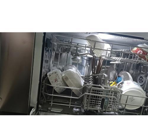 洗碗机与灶台重叠的原因及解决方法（厨房设计中的空间利用）