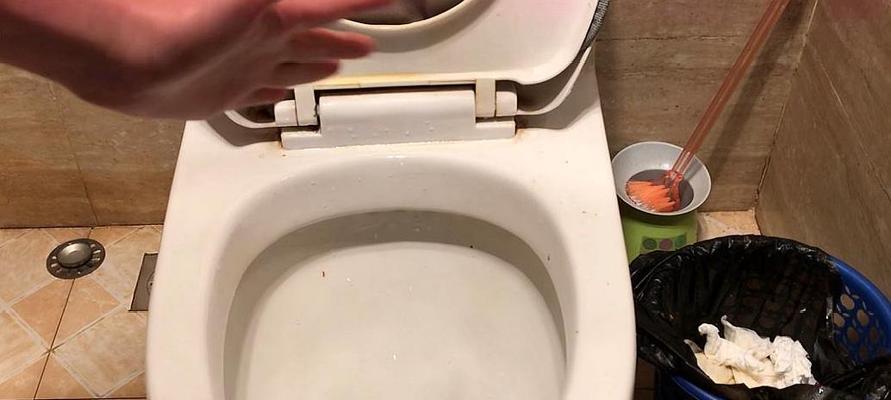 快速解决堵塞蹲便器的方法（用这个方法）
