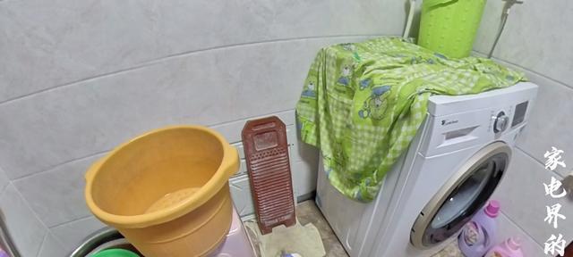 洗衣机压住了排水口怎么办（应对洗衣机堵塞的排水口）