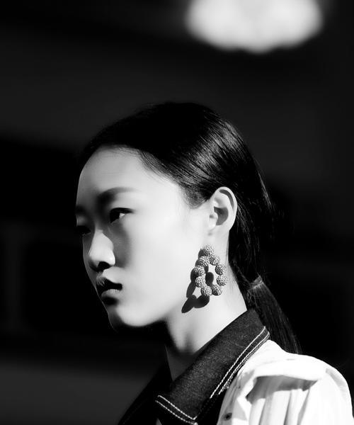 黑白系女装手机拍照效果如何优化？