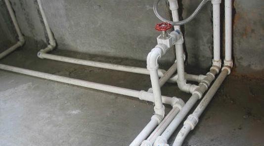 安装热水器管子时如何正确留水？