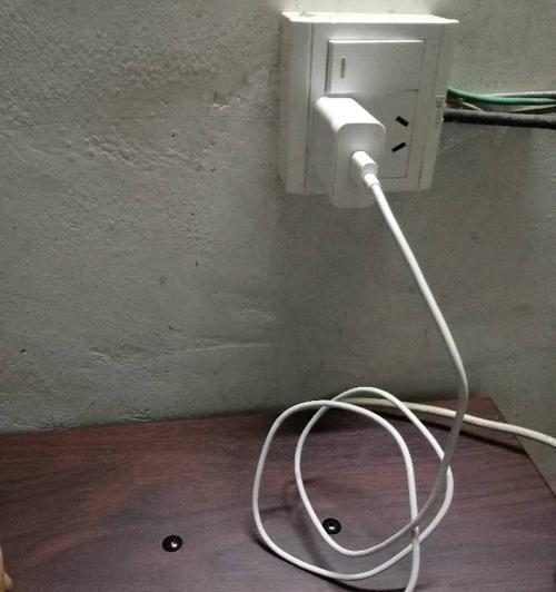 手机充电器断在接口里怎么办？如何安全取出？