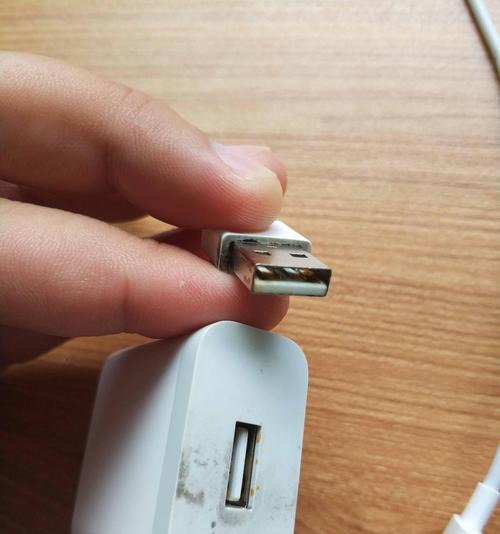 手机充电口塞入充电器怎么办？如何安全取出？