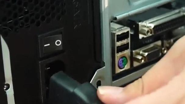 不拆机如何查看电脑电源品牌？