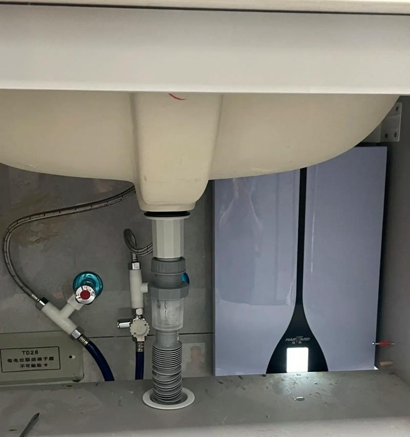 如何用普通水管模拟热水器效果？制作过程中需要注意什么？
