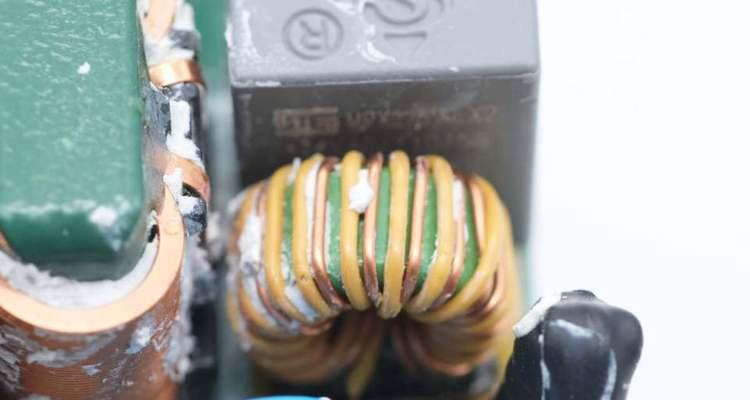 原装充电器前端部分如何拆卸？