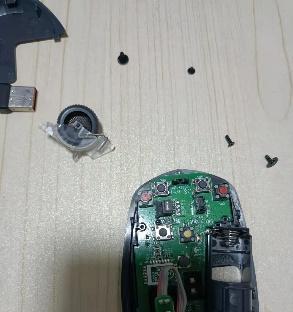 电脑鼠标背面闪烁红光是怎么回事？红光闪烁原因是什么？