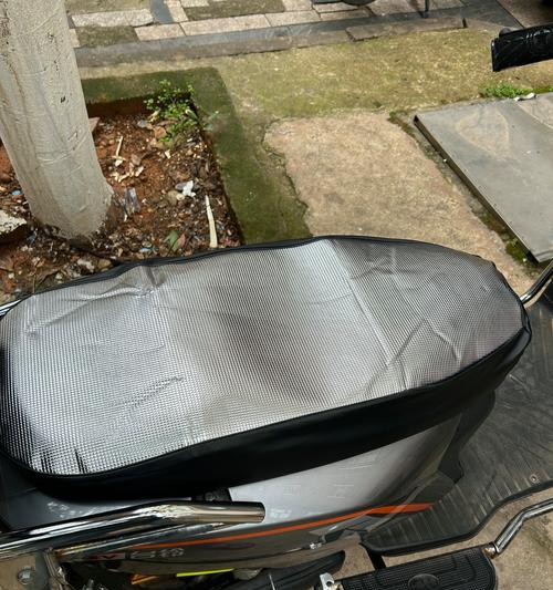 电瓶车坐垫下方开关如何操作？