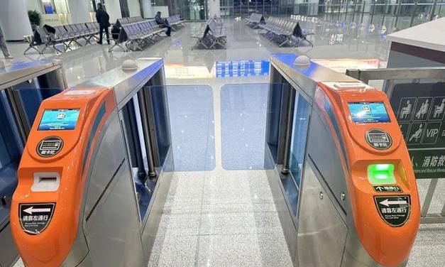 铁路站台的显示屏具体名称是什么？它有哪些功能？