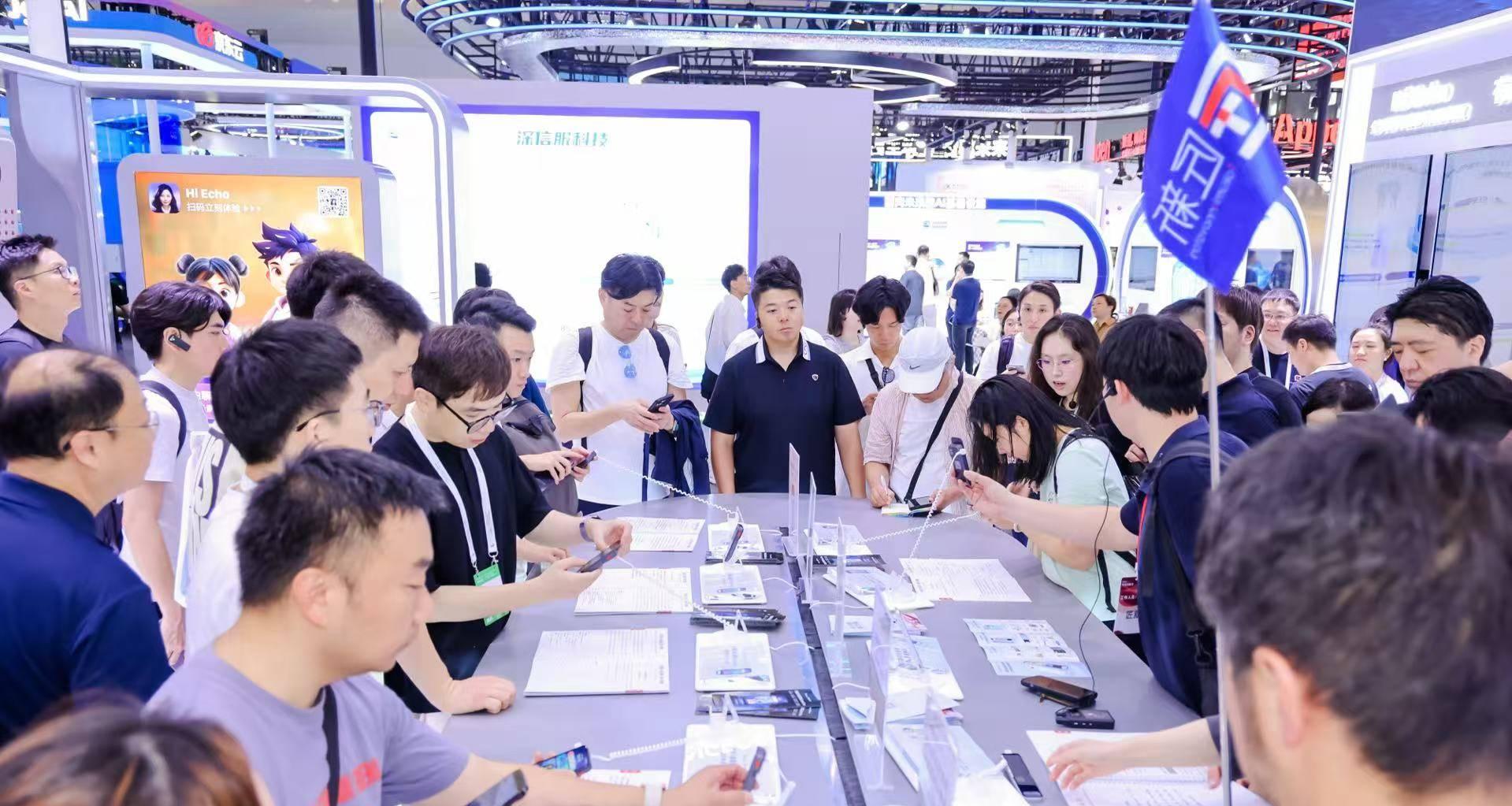 有道 AI 答疑笔亮相 2025WAIC，展现 AI 教育硬件创新潜力 