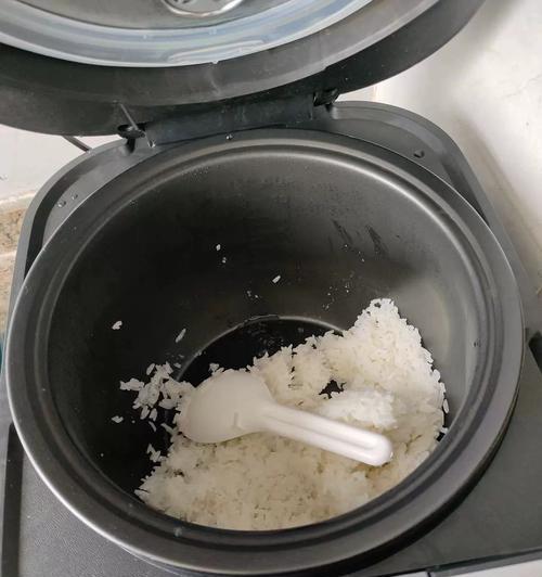 解决米饭硬了的问题（电饭煲制作软糯米饭的技巧）