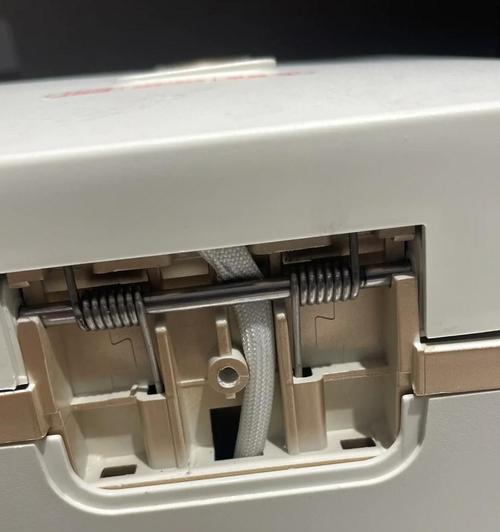 电饭煲锅底烂了个洞的修补方法（快速解决家用电饭煲锅底烂洞问题的有效方案）