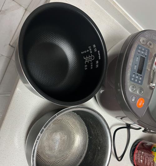 电饭煲锅底烂了个洞的修补方法（快速解决家用电饭煲锅底烂洞问题的有效方案）