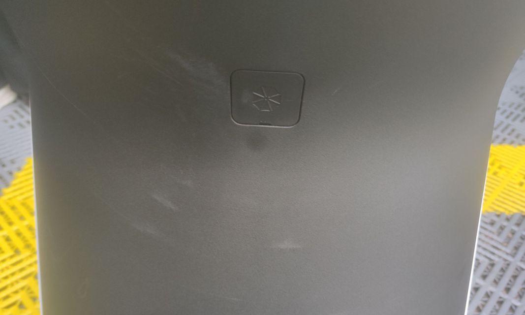 解决液晶显示器小裂缝的方法（简单有效的修复技巧及注意事项）