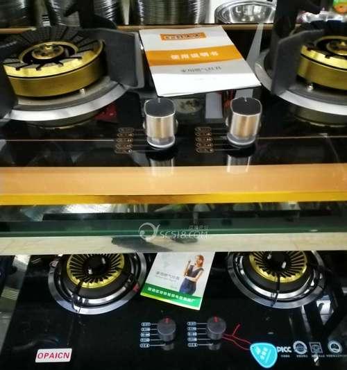 如何更换欧式油烟机灯泡（拆卸和安装灯泡的步骤及注意事项）