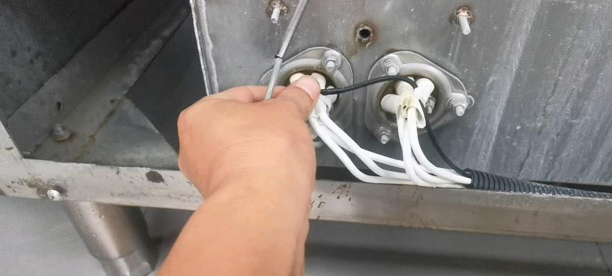 如何修理洗碗机积水问题（解决洗碗机积水的方法和技巧）
