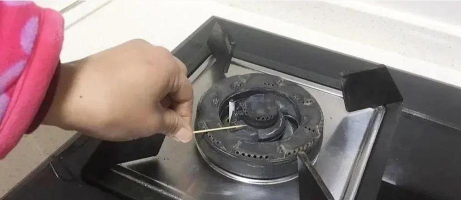 燃气灶堵塞的维修方法（解决燃气灶堵塞问题的实用技巧）